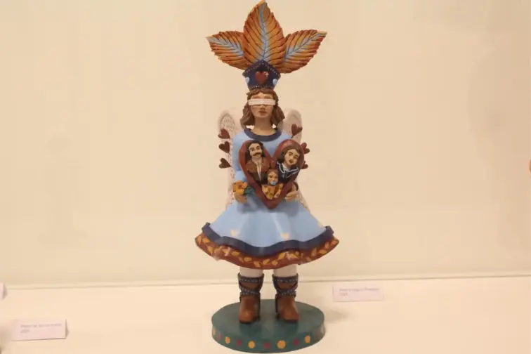 Boneco de Estremoz "Amor é Cego", com os olhos vendados